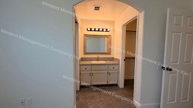 Building Photo - 4 Bed/ 2 Bath Available Now!