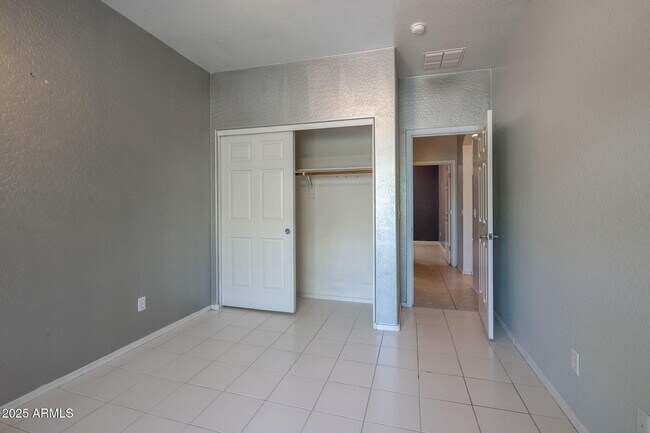 Building Photo - 4618 W Cottontail Rd