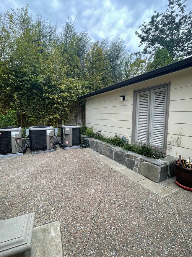 Building Photo - 1246 Temple Ter