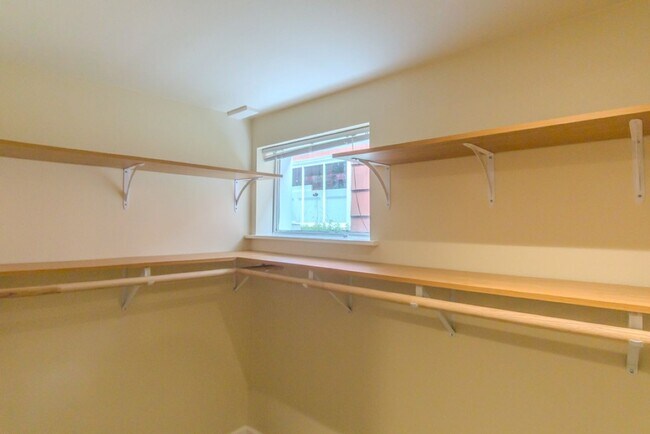 Building Photo - Spacious 1 bedroom Maple Leaf Bungalow w/AC!