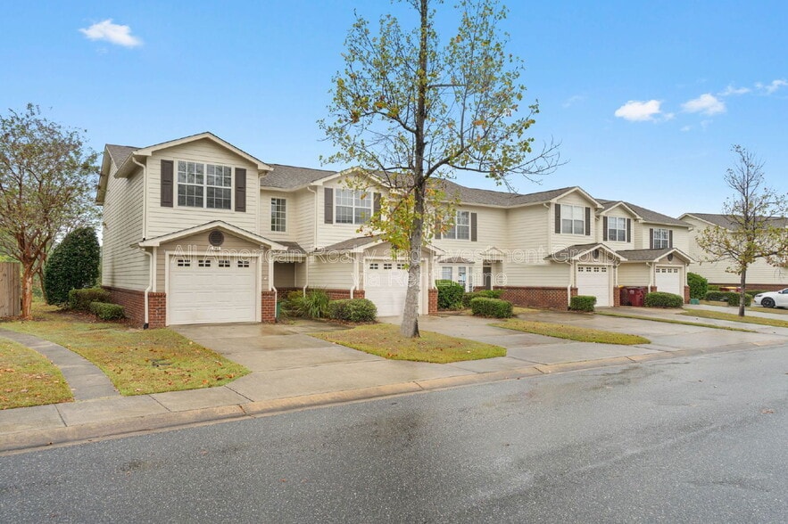 Primary Photo - 747 Majestic Dr