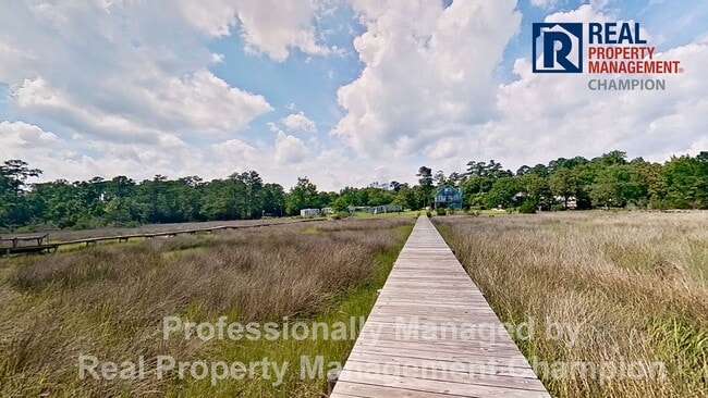 Building Photo - Charming Water Front Home with Private Dock