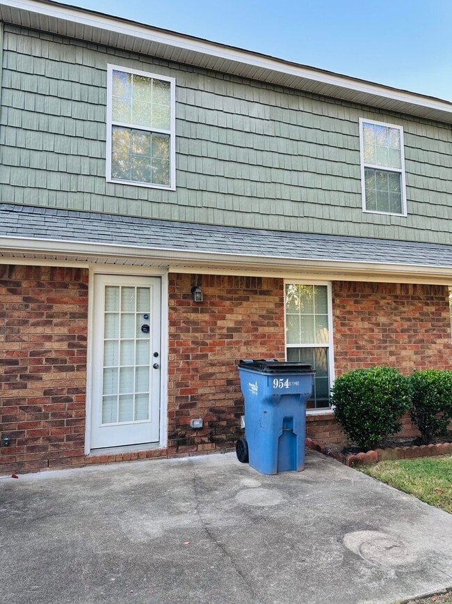 Building Photo - 954 Bryan Cir
