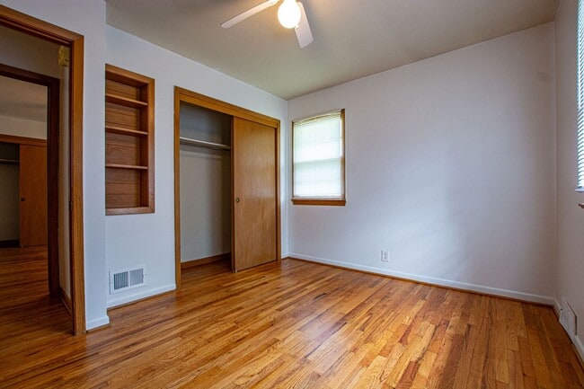 Building Photo - 2 Bedroom / 1 Bath Duplex with Private Basement and Washer/Dryer!