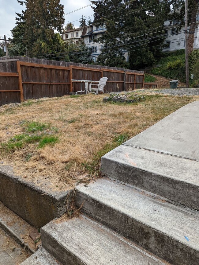 Building Photo - 5 Bedroom 2 Bath House Close to Downtown a...