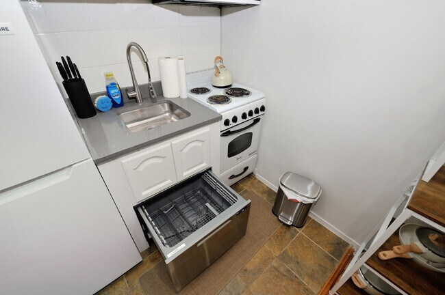 Building Photo - 404 W 40th St