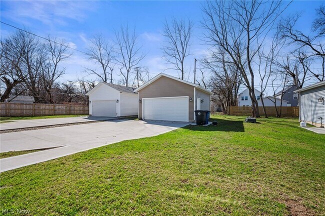 Building Photo - 2256 E 100th St