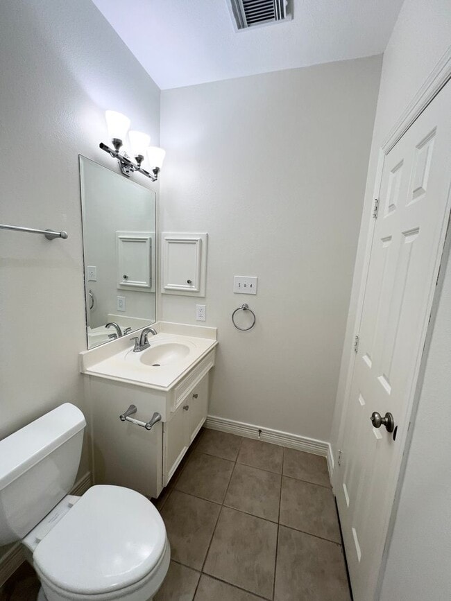 Building Photo - Stunning 4/3/2 Townhome in the Museum District !!!