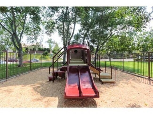 Building Photo - RB 1 Br 1 Bath Granite Kitchen Luxury Condo $2400 Avail July 1st