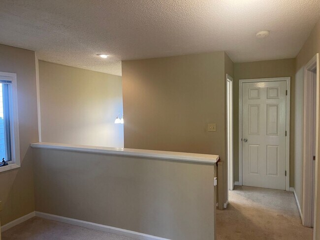 Building Photo - Spacious 2 Bed, 2 Bath Townhouse in Prime Hickory Location – 1,322 Sq. Ft.