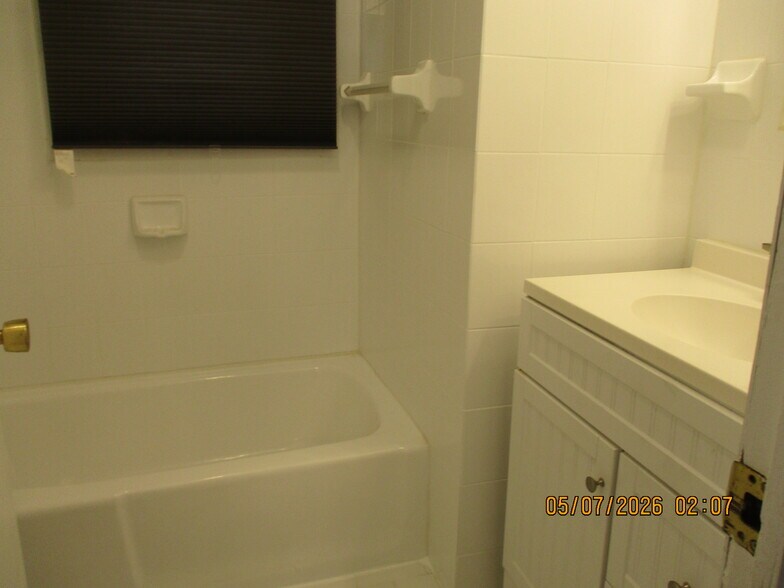 Full Bath - 15-34 Parmelee Ave