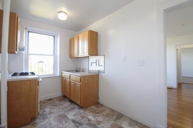 Building Photo - FORT HAMILTON PARKWAY _ Large 1-Bedroom