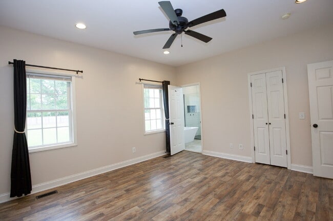 Building Photo - 102 Willow Creek Ln