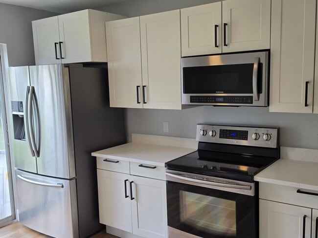 Building Photo - FOR RENT!! RECENTLY RENOVATED 2 BEDROOM 2 BATH CONDO (FIRST FLOOR)...