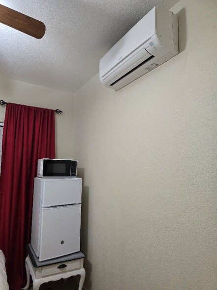 Building Photo - 1048 S Carriage Ave