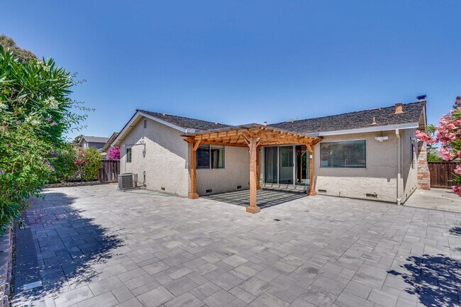 Building Photo - Bright and Spacious 3 Bed 2 Bath Single Fa...
