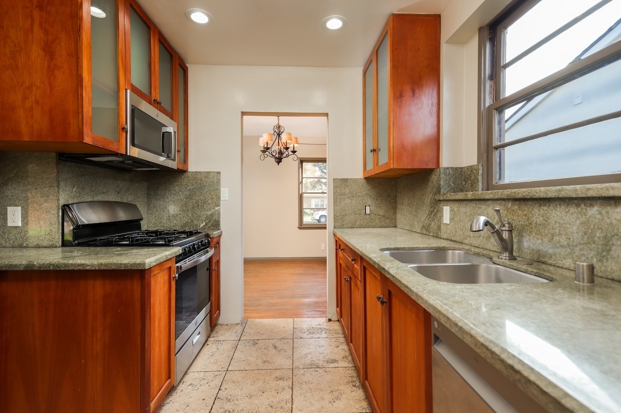 Building Photo - 2587 S Westgate Ave