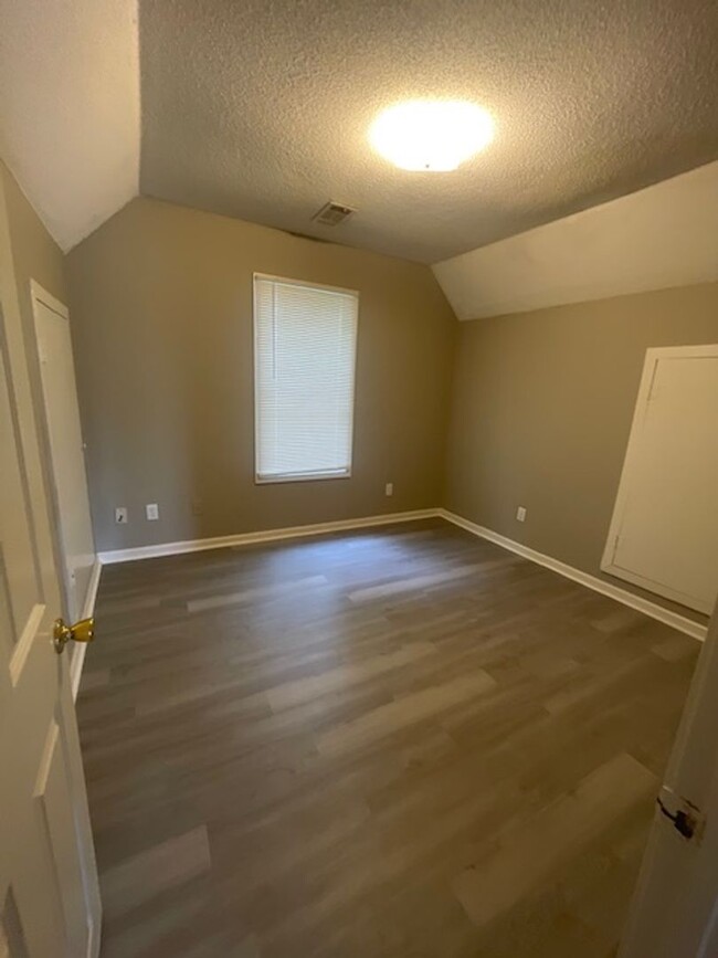 Building Photo - Renovated 3 Bedroom 2 Bath Home for Rent!