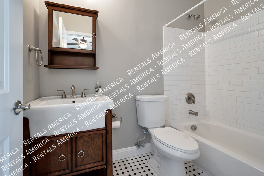 Building Photo - 16819 E Palm Beach Dr