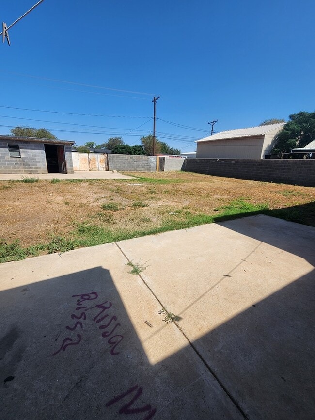 Building Photo - 3 bed 1 bath home, move in ready!