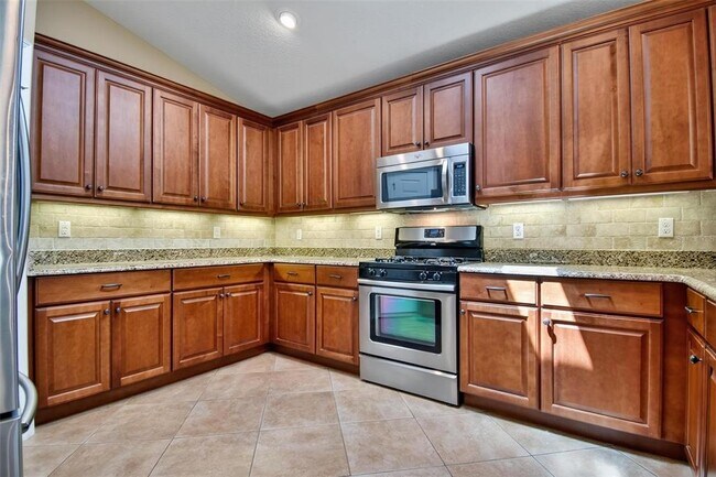 Building Photo - 108 Golfview Ct