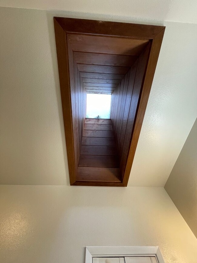 Building Photo - 4 bed, 3 bath split-level home in a private, forested setting (Bayside)