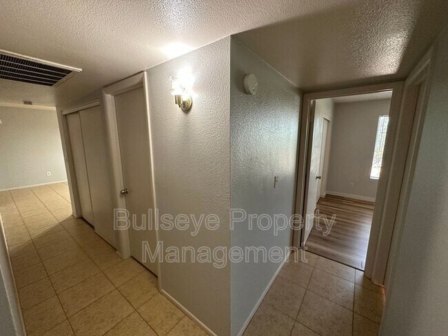 Building Photo - 9623 N 70th Dr