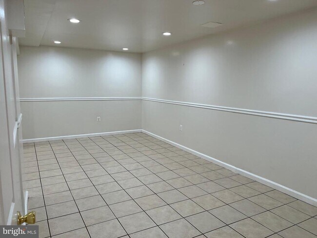 Building Photo - 9502 Tregaron Pl
