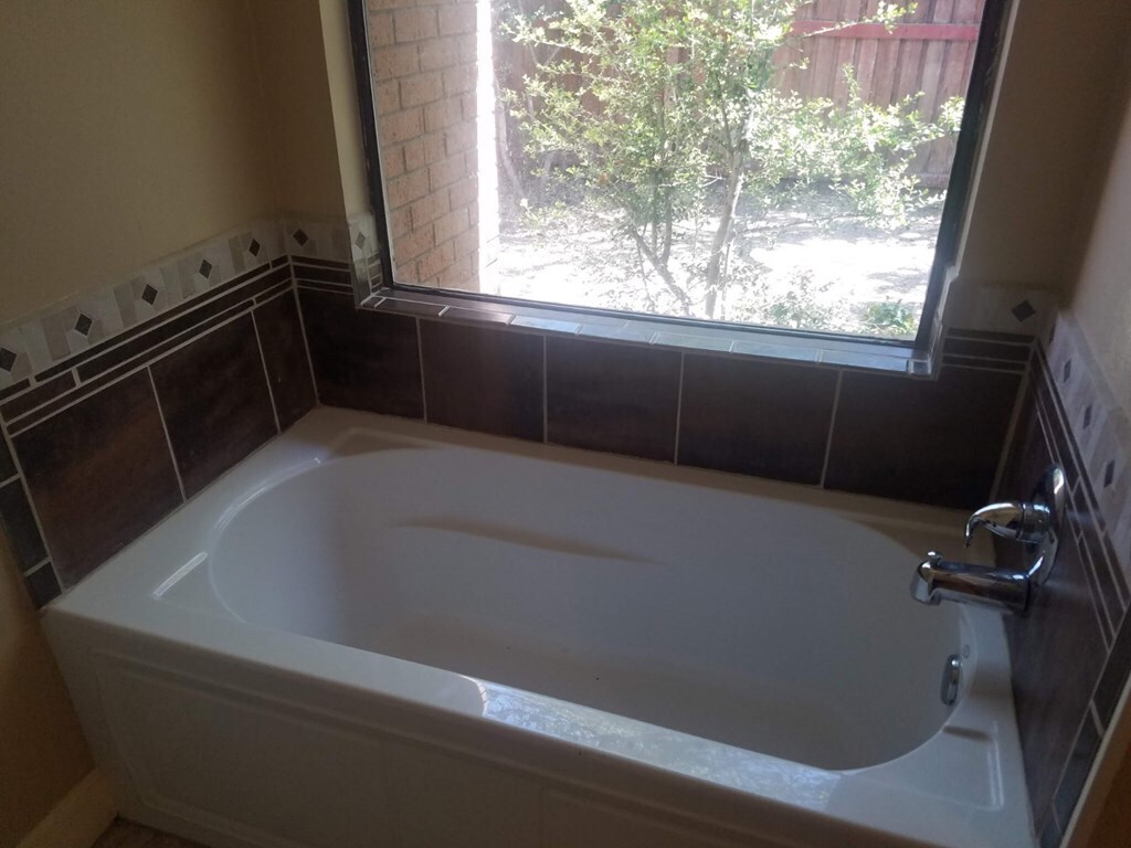 Building Photo - 1400 Pebble Ct