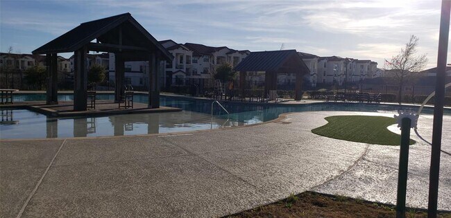 Building Photo - 2025 Langdale Ln