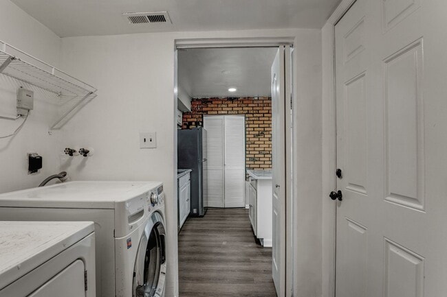 Building Photo - Charming 2BR Condo in Glen Burnie