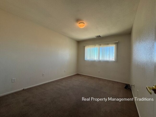 Building Photo - Spacious 4 + 3 Townhouse in Rosamond - Ask...