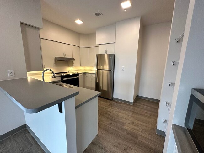 Building Photo - 409 Elm St