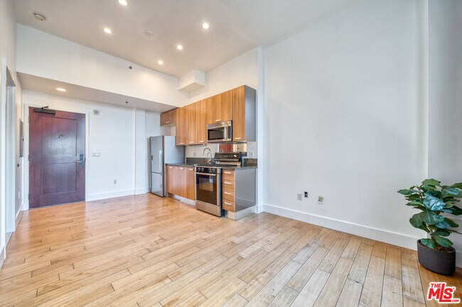 Building Photo - 460 S Spring St
