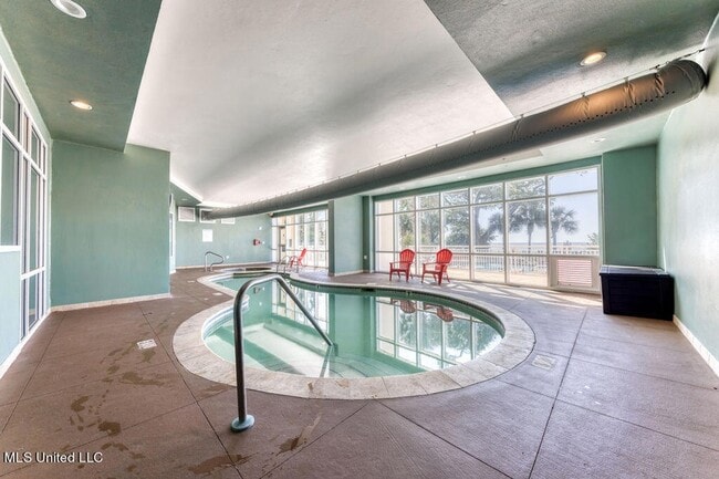 Building Photo - 2228 Beach Dr