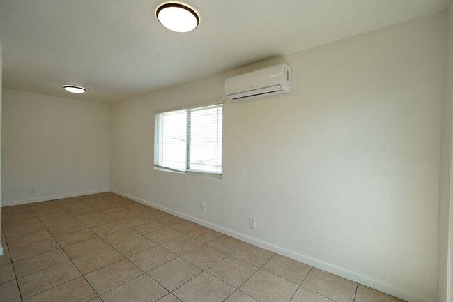 Building Photo - 1405 N Riverside Ave