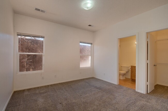 Building Photo - Amazing 3 Bedroom Near Rust Medical Center!!