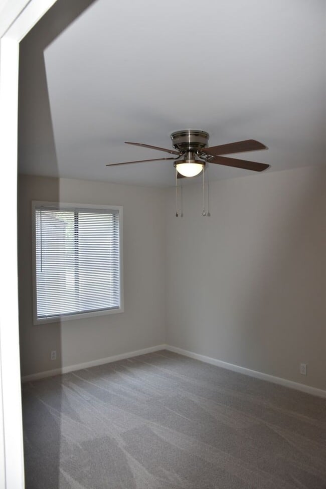 Building Photo - 553 Doral Country Dr