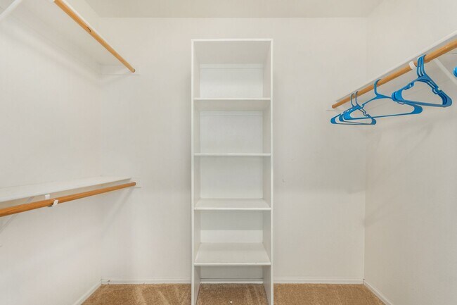 Building Photo - Spectacular 5 bdrm Home, OFFERS SOLAR ELECTRIC!