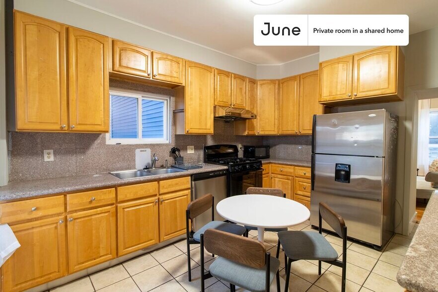 Building Photo - Private bedroom in 5 bed/2 bath Home