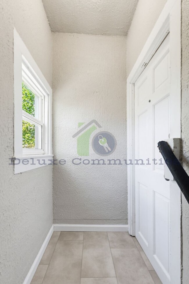 Building Photo - 934 Hovey St SW
