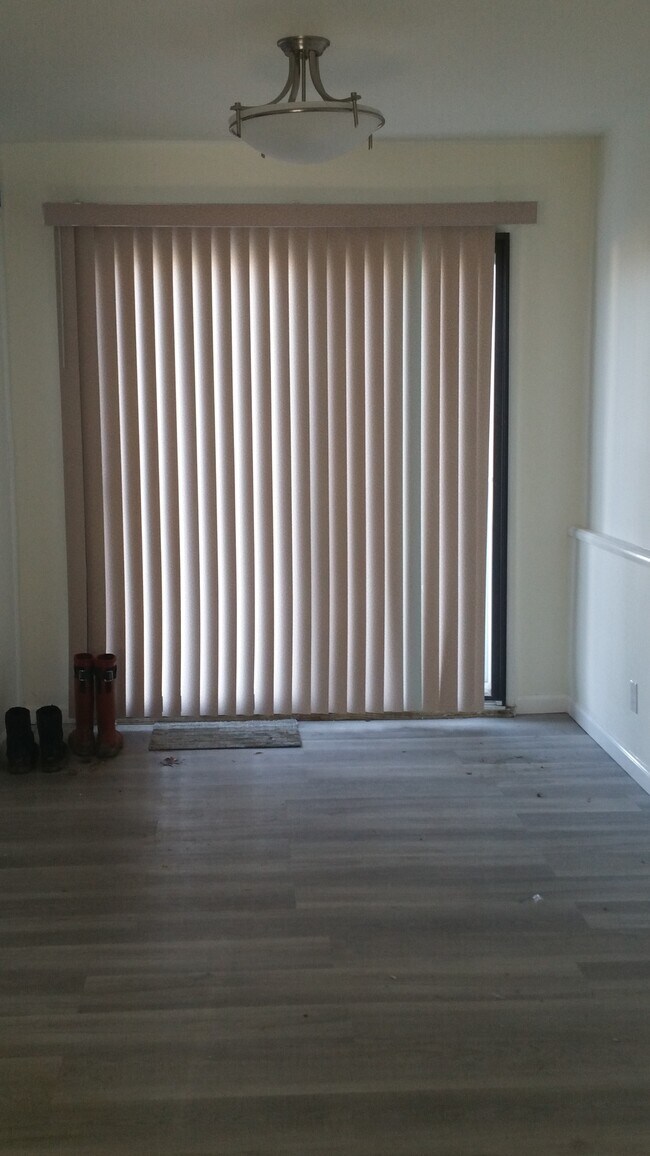 Building Photo - 2067 Libertyville Rd