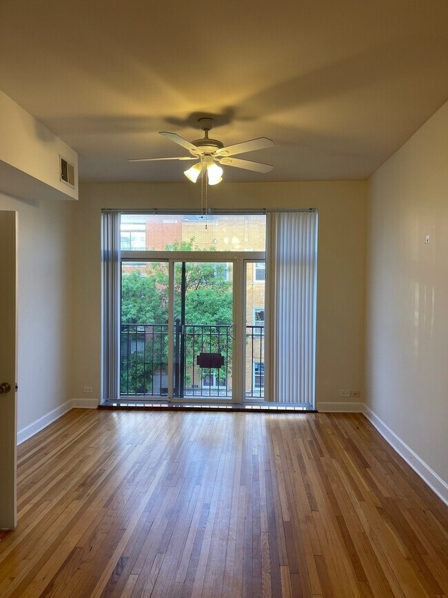 Building Photo - 908 N Damen Ave
