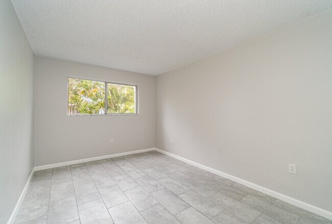 Building Photo - Move-In Ready 55+ Condo | 2BR/2BA | Granite Kitchen | Cape Coral