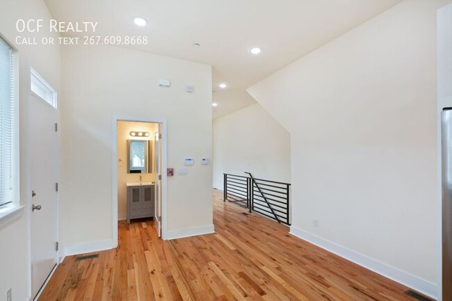 Building Photo - Modern Two Bed Bi-Level Apt w/ Finished Ba...