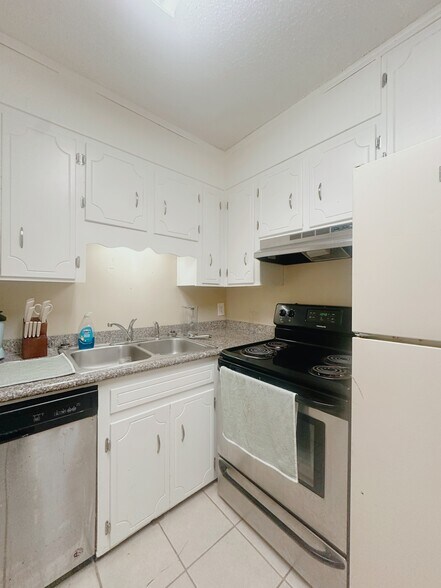 Kitchen - 6400 W Fairfield Dr