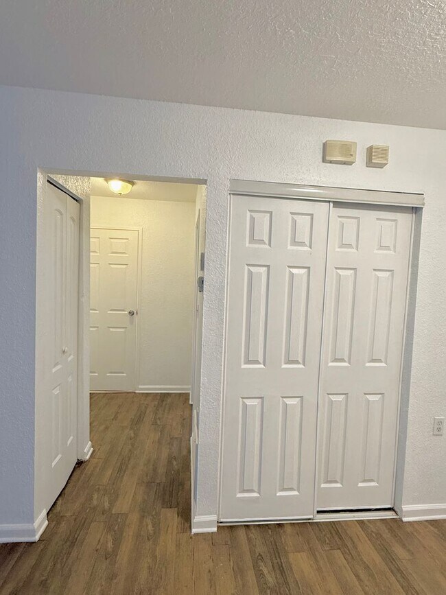 Building Photo - Now available! Charming 2 bed / 1 bath condo in a prime Tallahassee location.