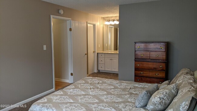 Building Photo - 1006 Greenwich Dr