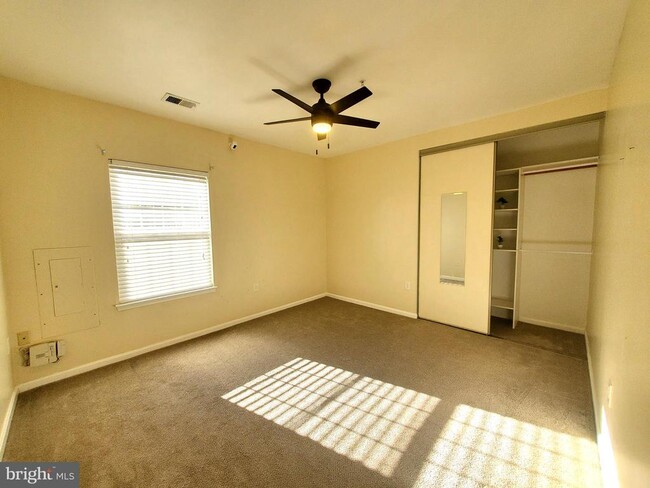 Building Photo - 2433 Wentworth Dr