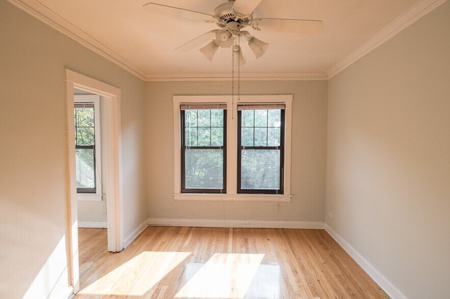 Building Photo - 3007 N Racine Ave